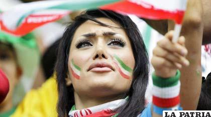 Una hincha de Irán con el semblante de tristeza ante la derrota de su
selección