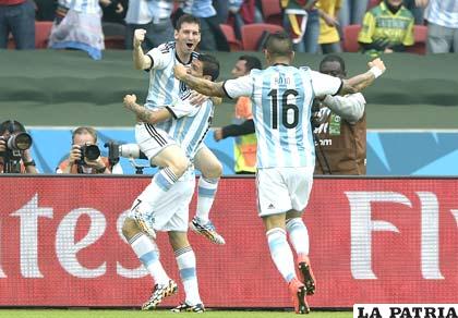 Lionel Messi festeja el segundo gol anotado para la selección argentina en el triunfo por 3 a 2 frente a Nigeria