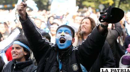 Aficionado argentinos festejando el triunfo de su selección