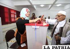 Un hombre de avanzada edad vota en un colegio electoral en Bengasi, Libia