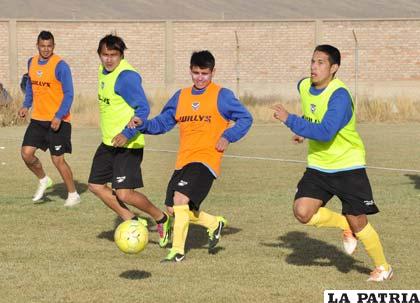 Antonio Tórrez (ponchillo naranja), entrena en el plantel “santo”