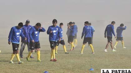 El plantel de jugadores, entrenó ayer a pesar del fuerte viento que se sintió en el lugar