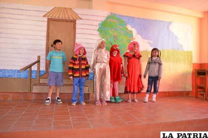 Niños y niñas del “María Quiroz” demuestran su talento en el teatro