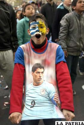 A pesar de todo, los uruguayos consideran a Suárez como un héroe