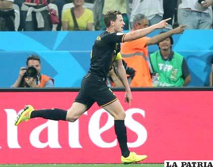 Jan Vertonghen festeja el gol con que le da a Bélgica su clasificación