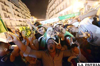 Fanáticos del equipo de Argelia salieron a las calles a festejar su clasificación
