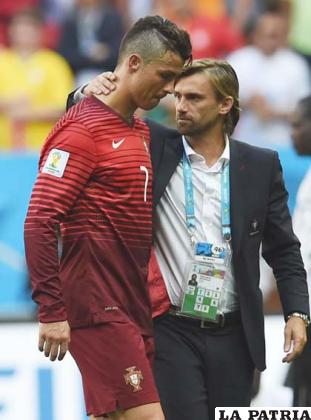 Cristiano Ronaldo es consolado por su entrenador