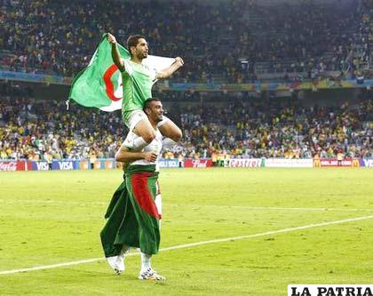 Essaid Belkalem levanta en hombros a su compañero Abdelmoumene Djabou, ambos de Argelia