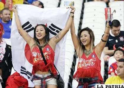 Unas aficionadas de Corea del Sur en el partido en el que su país enfrentó a Bélgica y perdió 0-1