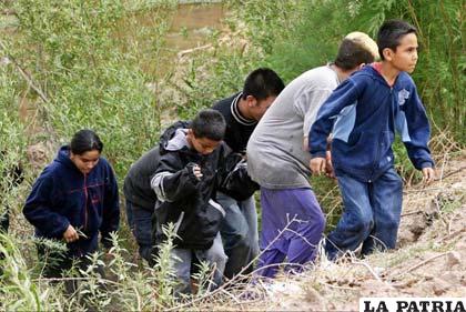Miles de niños cruzan solos la peligrosa frontera de EE.UU