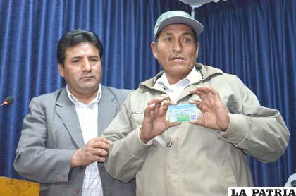 Un productor lechero recibe su credencial