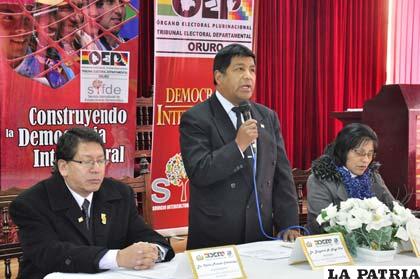 Autoridades del Tribunal Electoral de Oruro en conferencia de prensa