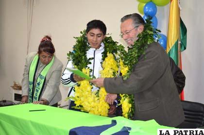 Del Granado entrega el acuerdo político firmado a uno de los líderes juveniles