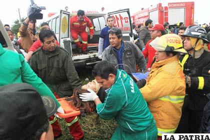 Equipo de bomberos ayudan a los heridos