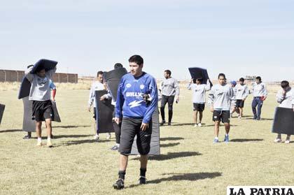 Los “santos” trabajaron ayer en su propia cancha