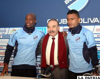 Víctor Córdoba, Guido Loayza y Oscar Rodas, durante la presentación de los dos refuerzos colombianos en Bolívar