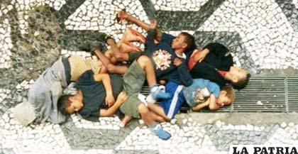 Niños durmiendo en una calle de Río de Janeiro, Brasil