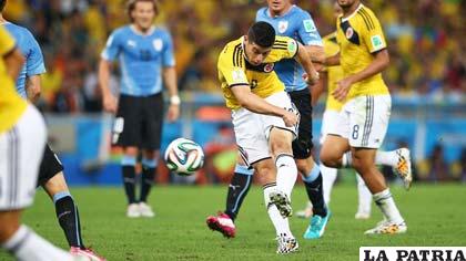 James Rodríguez remata para convertir el primer gol del partido
