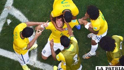 El festejo de David Luiz tras el gol de Brasil en el primer tiempo
