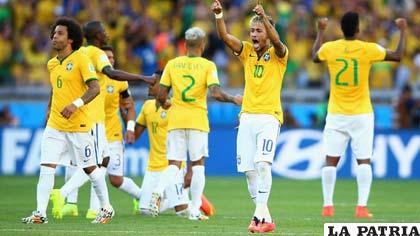 Neymar celebra la victoria de su equipo y la clasificación