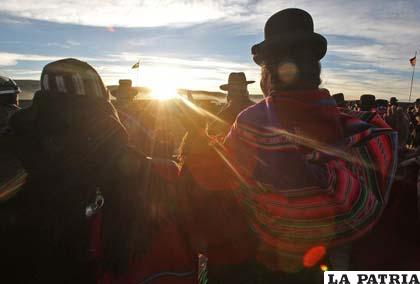 Recibiendo los primeros rayos de sol en el Año Nuevo Aymara