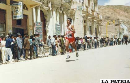 Alfredo Apaza fue varias veces ganador de la prueba 10 de Febrero, en la foto cruza la meta en el primer lugar en 1992 
