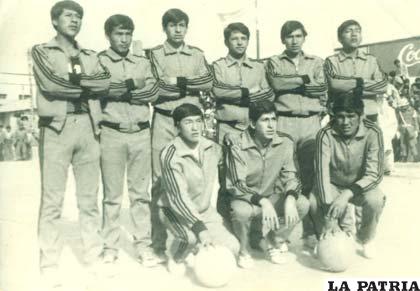 En un intercolegial de básquetbol en 1974 (Primero de la izquierda, sentado)
