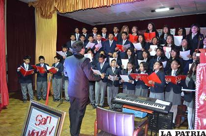 Colegio San Miguel incentiva la cultura a través de un concierto de Coros