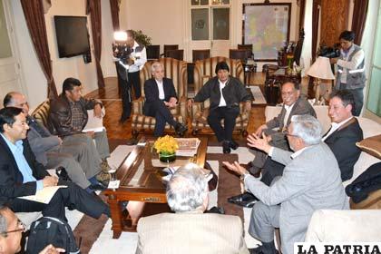 Reunión del Presidente Morales con el Ministro de Minería y ejecutivos de Comibol
