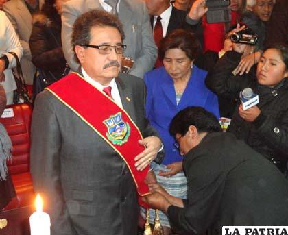 Momento en que le imponen la banda al alcalde de Oruro, Edgar Bazán Ortega