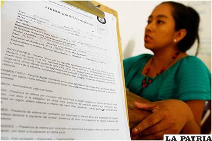 Rosalis Soquines, muestra su certificado de impedimento tras ser agredida