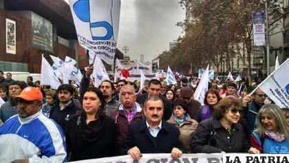 Profesores chilenos se manifiestan masivamente en contra del proyecto del Gobierno