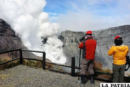 Técnicos en Vulcanología inspeccionan posible erupción del volcán Turrialba