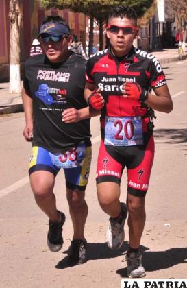 Espinoza durante la competencia con el dorsal 20