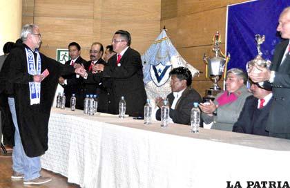Padre Jairo de Jesús Salazar felicita al flamante presidente de San José, Arturo Murillo