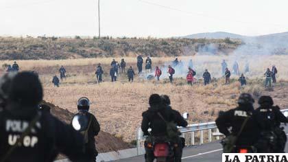 Policías y mineros enfrentados en el camino Oruro-La Paz