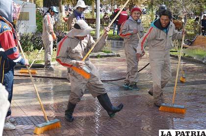 Algunos trabajadores ediles disfrutaron limpiar la plaza principal