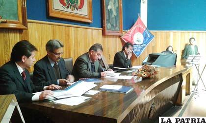 Firman convenio entre autoridades de la UTO y el PIEB