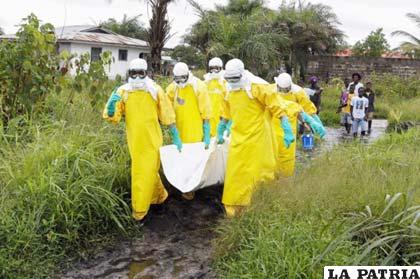 Voluntarios aislando a una persona que falleció a causa del ébola