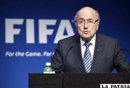 Joseph Blatter, anuncia en rueda de prensa que pone a disposición su cargo