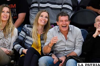 Antonio Banderas se ríe con su novia Nicole Kimpel en un partido de baloncesto