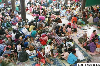 Miles de personas evacuadas ante posible erupción de volcán Sinabung