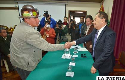 El ministro de Gobierno, Carlos Romero y el representante de los cooperativistas