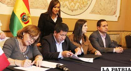 Luis Alberto Sánchez y la ministra de Energía y Minas de Perú, Rosa María Ortiz
