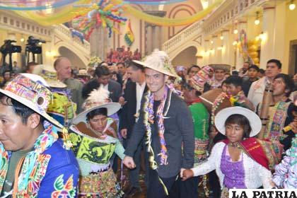 El actor Jude Law en el Palacio de Gobierno en carnavales