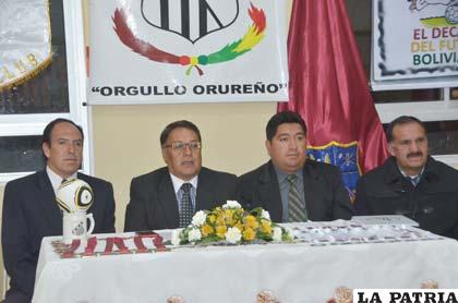 Directivos del Oruro Royal Club durante el acto de aniversario