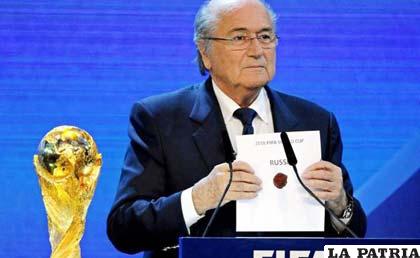 Joseph Blatter cuando hacía el anuncio que Rusia sería sede del Mundial 2018