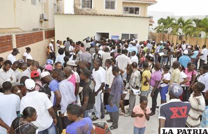 Cientos de inmigrantes haitianos tratan de salir de su país