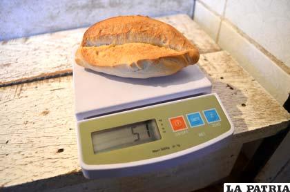 El pan en el mercado Campero está siendo vendido con un peso inferior a los 60 gramos