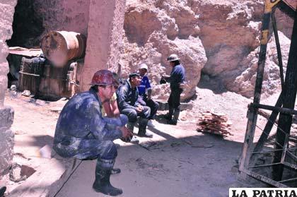 Mineros antes de ingresar a la mina